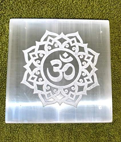 Crystalmiracle Selenite 3 Símbolo quadrado OM gravado Charging Reiki Placa Cristal cura Feng shui metafísico Gemstone presente positivo