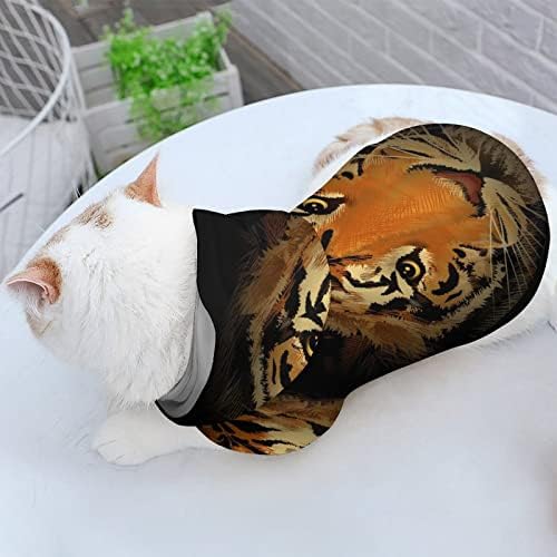 Cabeça de tigre em uma camisa de uma peça escura de uma traje de cachorro na moda com acessórios para animais de estimação