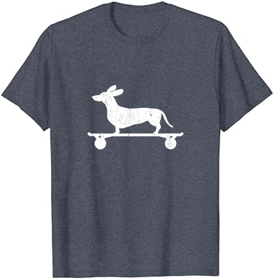 Dachshund fofo em uma camiseta engraçada de cães de skate