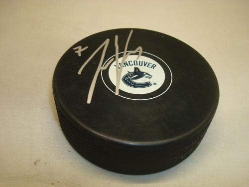 Linden Vey assinou o Vancouver Canucks Hockey Puck autografado 1C - Pucks autografados da NHL