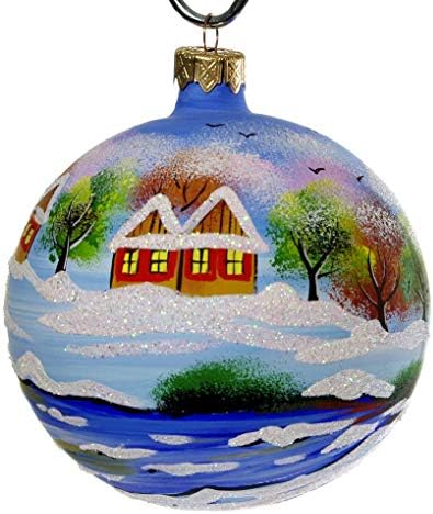 Bola de Natal pintada à mão na paisagem ucraniana.