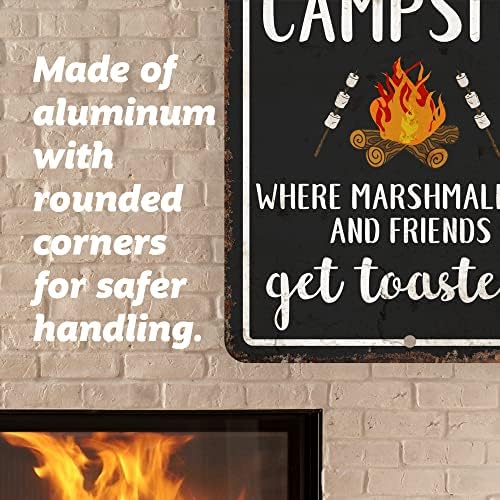 Bem -vindo personalizado ao acampamento, onde marshmallows e amigos são torrados com o sinal de metal