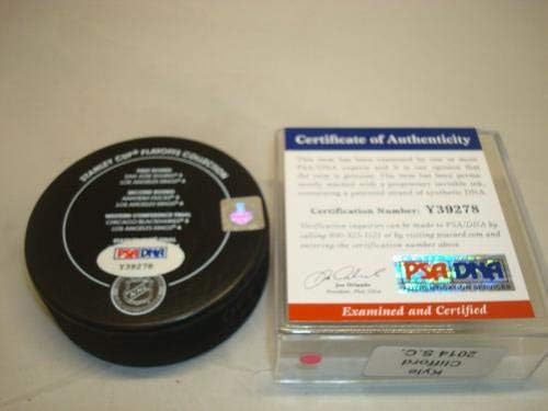 Kyle Clifford assinou o Kings 2014 Stanley Cup Champs Hockey Puck PSA/DNA CoA 1A - Pucks NHL autografados