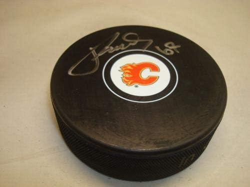 Michael Frolik assinou Calgary Flames Hockey Puck autografado 1b - Pucks autografados da NHL