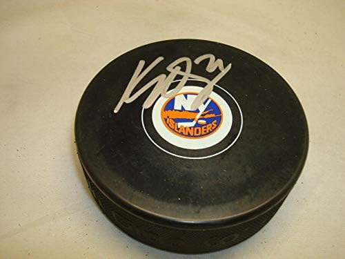 Kyle Okposo assinou o Hóquei do New York Islanders Puck autografado 1C - Pucks autografados da NHL