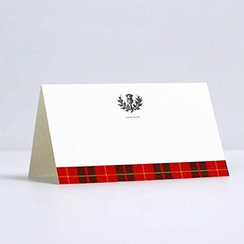 Coloque os cartões com a xadrez de tartan vermelho e o design escocês de cardo para casamentos, chuveiros e festas de férias e jantares. Estilo de barraca de mesa, pontuado para dobrar fácil. Disponível em PKGs de 12 /25