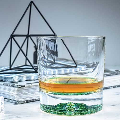 Greenline Goods Decoração de lobo Whisky Tumbler Rocks Glasses - 10 oz Conjunto - Decoração de animais Lobo Lobo - Base de vidro de cabeça de lobo 3D colorido