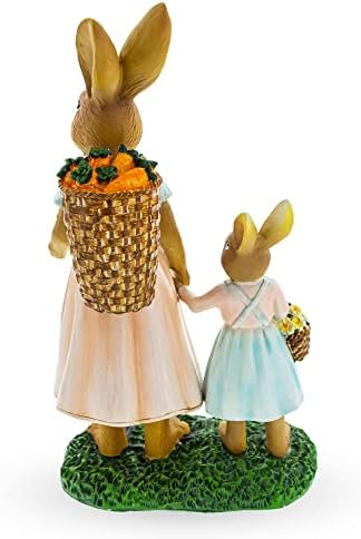 Bestpysanky mãe com a filha Bunnies Charring Baskets estatueta