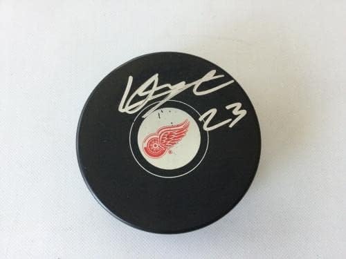 Lucas Raymond assinou autografado Detroit Red Wings Hockey Puck PSA DNA COA D - Autografado NHL Pucks