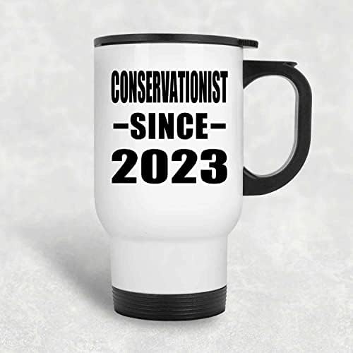 Designsify conservacionista desde 2023, caneca de viagem branca de 14 onças de aço inoxidável Tumbler, presentes para aniversário