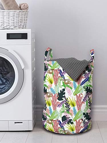 Bolsa de lavanderia de preguiça engraçada de Ambesonne, Monstera repetitiva e folhas tropicais com animal preguiçoso pendurado