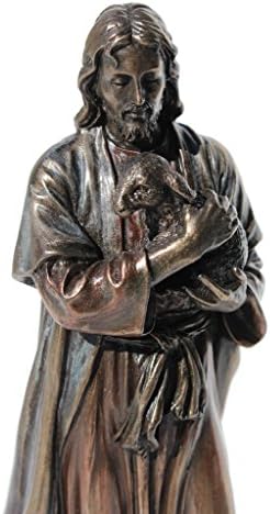Jesus de 6,25 polegadas segurando uma estátua de bronze do elenco de Cordeiro Fria