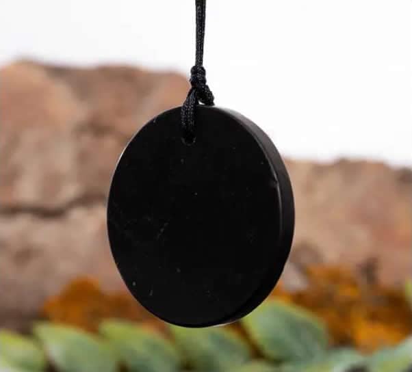 Pacote: Pedra Natural de Shungita Kareliana genuína - colar e adesivo de proteção contra harmonia