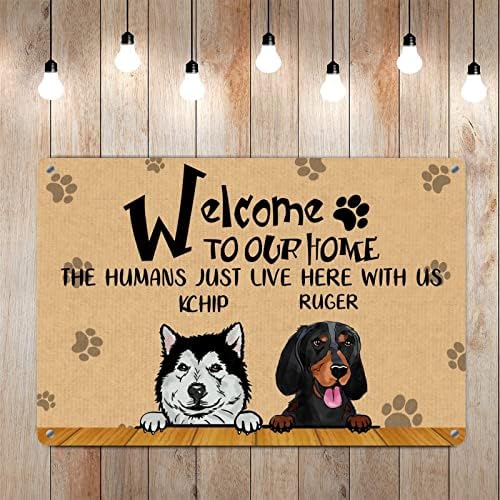 Alioyoit Cães personalizados Nome bem -vindo à nossa casa Os humanos aqui conosco, engraçado Metal Dog Sign Placa Pet Pet Door Peter