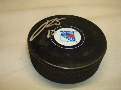 Jesper Fast assinado assinado New York Rangers Hockey Puck autografado 1A - Pucks autografados da NHL