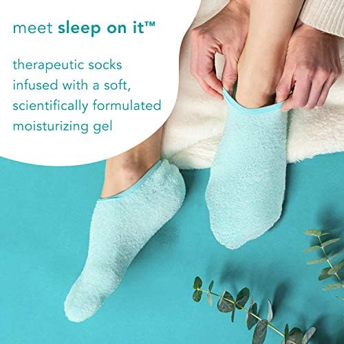 Cientista descalço dormindo nele durante a noite hidratante meias de gel, nutrir seus pés