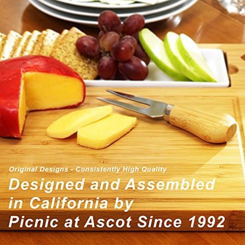 Piquenique na placa de queijo de madeira de ascot/prato de charcutaria com facas de queijo, marcadores de queijo e prato de