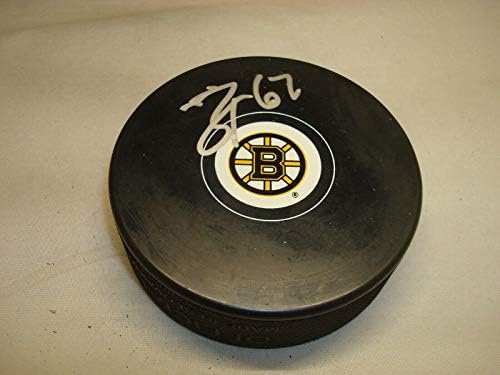 Zach Trotman assinou Boston Bruins Hockey Puck autografado 1a - Pucks autografados da NHL