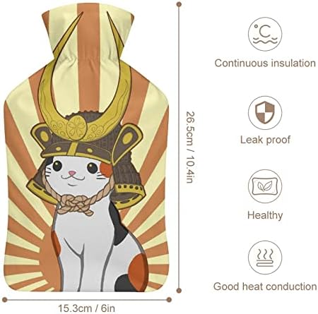 O gato japonês Bobtail usa uma garrafa de água quente samurai com capa de borracha fofa de água quente garrafa de água quente para