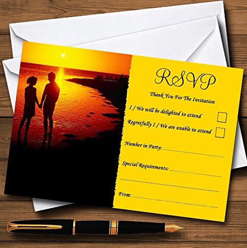 Casal na praia ao pôr do sol que estalam no exterior cartões de RSVP personalizados