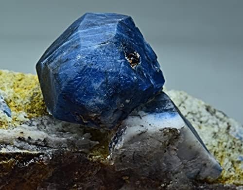 Cristal de Afeganita Fluorescente terminada com escapolito de wererite na matriz 531 Grama