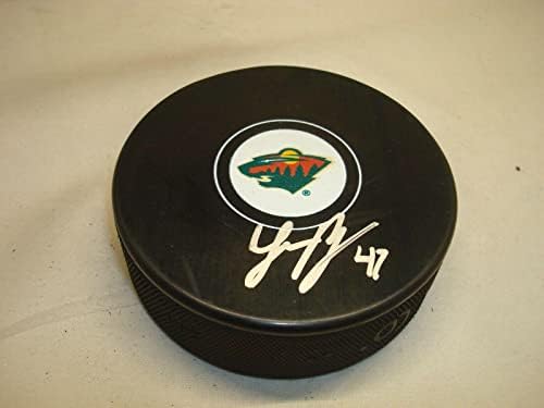 Louie Belpedio assinou o Minnesota Wild Hockey Puck autografado 1b - Pucks autografados da NHL