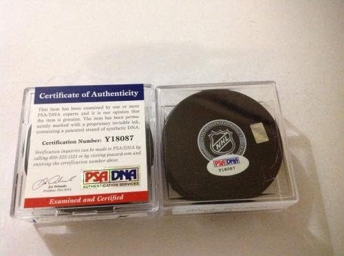 Mark Giordano assinou Calgary Flames Hockey Puck PSA DNA CoA autografado F - Pucks de NHL autografados