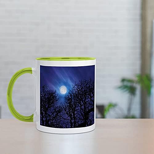 Lua cheia brilhando em caneca de café cerâmica de céu nublado com cor dentro e manusear xícara de chá para homens