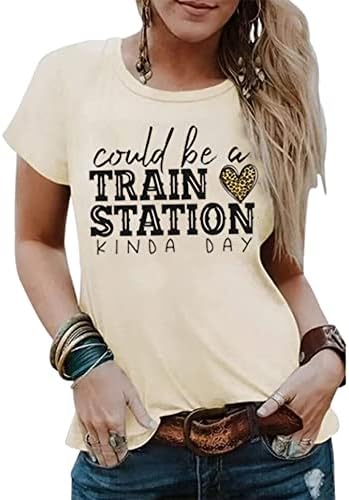 Poderia ser uma estação de trem meio dia senhoras casuais o pescoço de manga curta de manga curta
