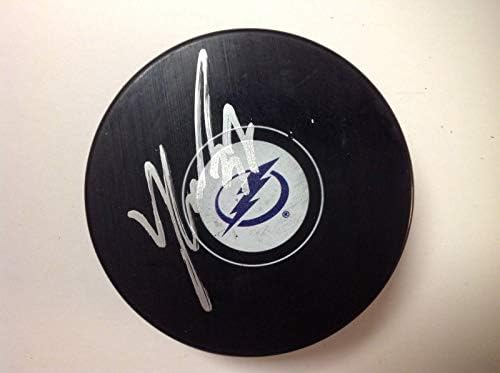 Yanni Gourde assinou autografado Tampa Bay Lightning Hockey Puck B - Pucks de NHL autografados