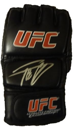 Tito The Huntington Beach Bad Boy Ortiz autografou o UFC Training Fight Glove com prova, imagem de Tito Signing para
