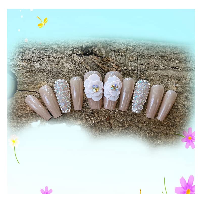 Design de unhas falsas artificiais feitas à mão com strass em presentes de fundo nus para mulheres e meninas