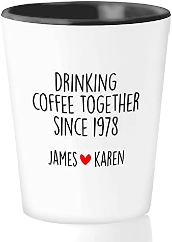 Glass de tiro de aniversário personalizada 1,5 onças - bebendo café juntos desde - casal de casal de um ano personalizado AMOR PAIS MOM PAF CAFFEINE ANTES