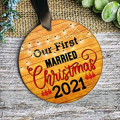 Ornamento de cerâmica de Natal “Nosso primeiro casado de Natal 2022” árvore de natal Decorações de casamento de 3 polegadas Presente de lembrança para casal, ela, ele, amigo, novo casal