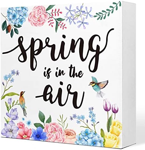 Decoração da mesa da primavera, a primavera está na decoração da mesa de placas de madeira, flores rústicas placas