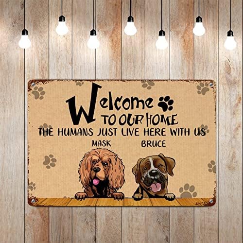 Alioyoit engraçado Metal Dog Sign Placa Cães personalizados Nome do que é bem -vindo à nossa casa Os humanos aqui conosco cabide de