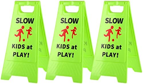 Crianças lentas no jogo, crianças em sinais de segurança com texto de dupla face e gráficos para as escolas de bairros de rua parque de calçada
