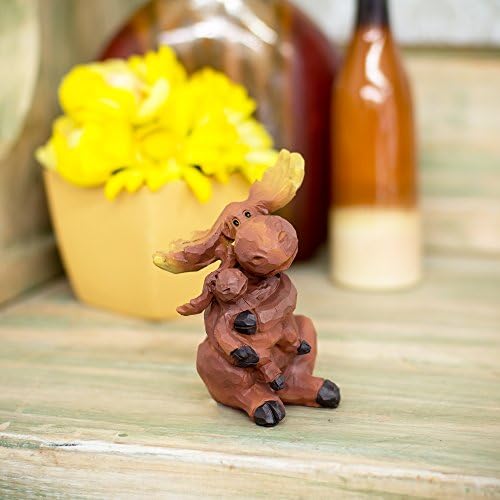 Slifka Sales Co. Mama Moose Hugging Baby 4 x 3 x 2 polegadas resina artesanal estatueta de mesa