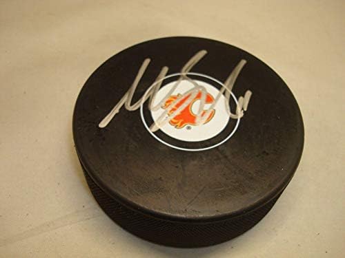 Mikael Backlund assinou Calgary Flames Hockey Puck autografado 1C - Pucks autografados da NHL